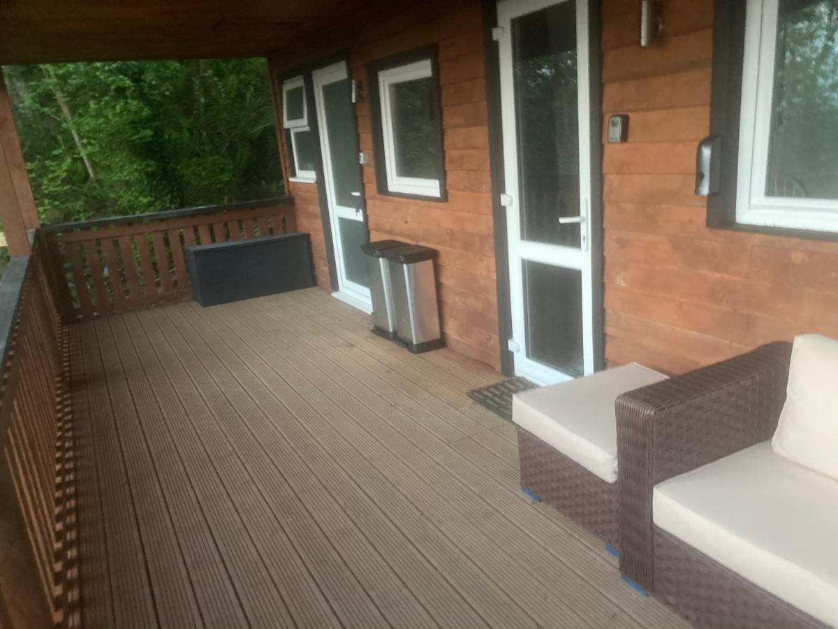 Kabin In The Woods Llandybie エクステリア 写真
