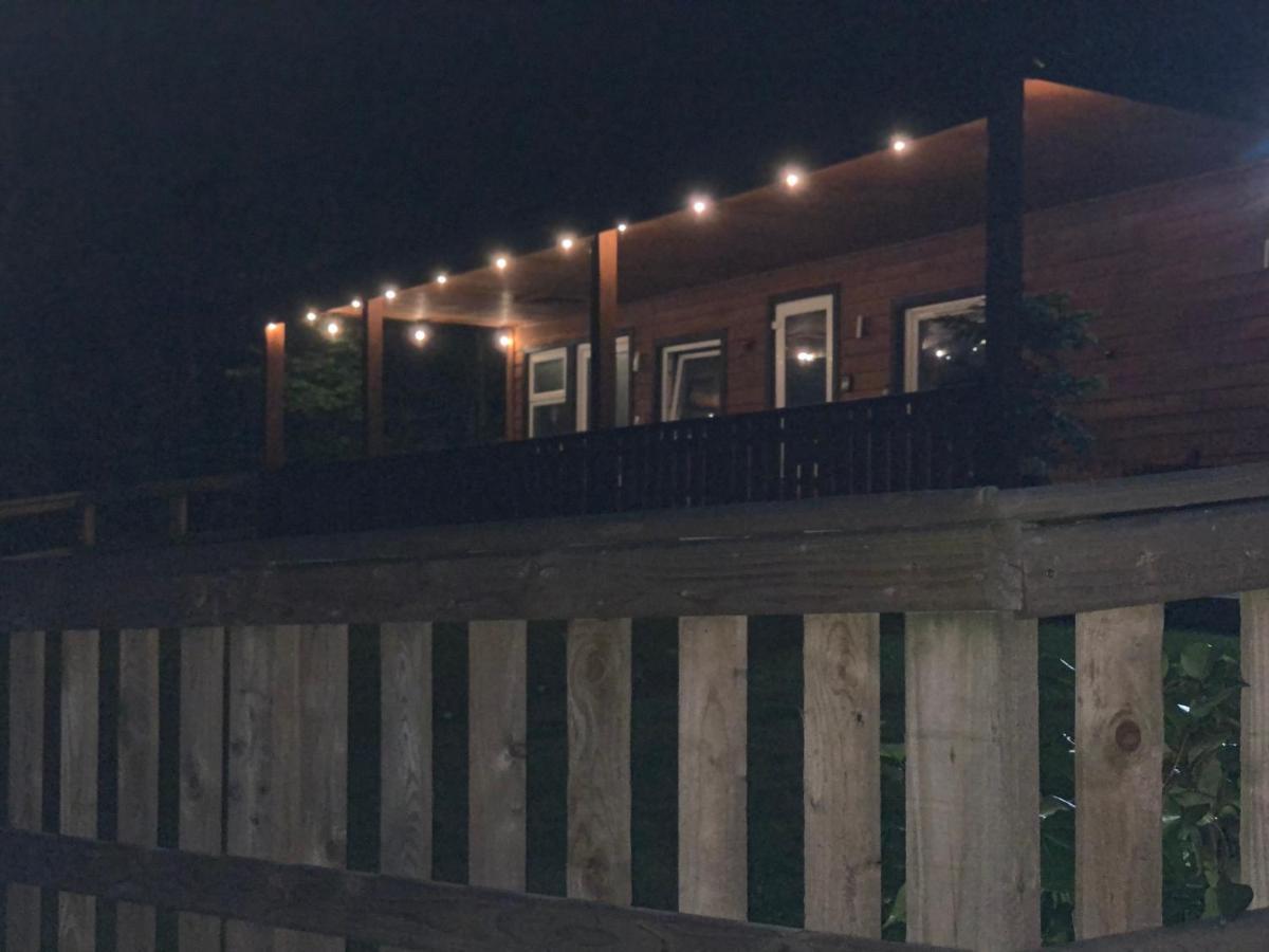 Kabin In The Woods Llandybie エクステリア 写真