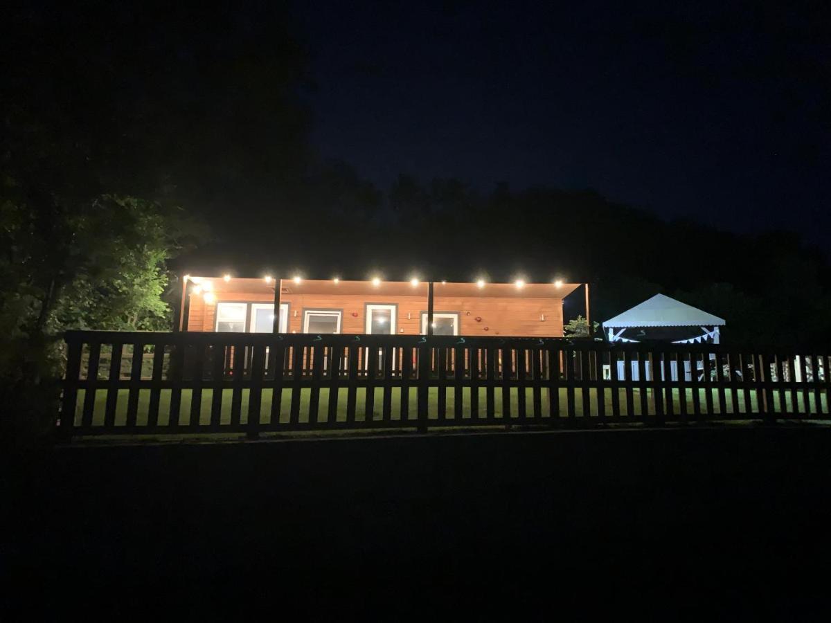 Kabin In The Woods Llandybie エクステリア 写真