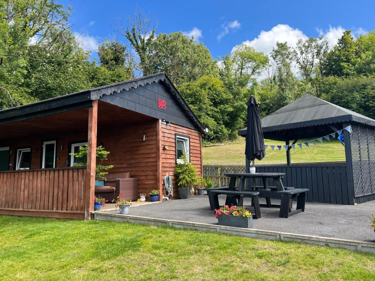 Kabin In The Woods Llandybie エクステリア 写真