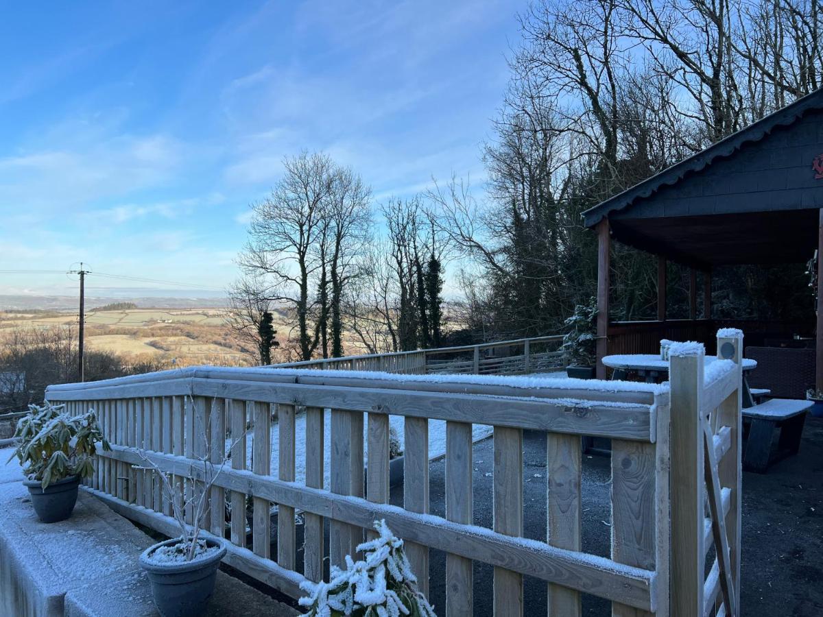 Kabin In The Woods Llandybie エクステリア 写真