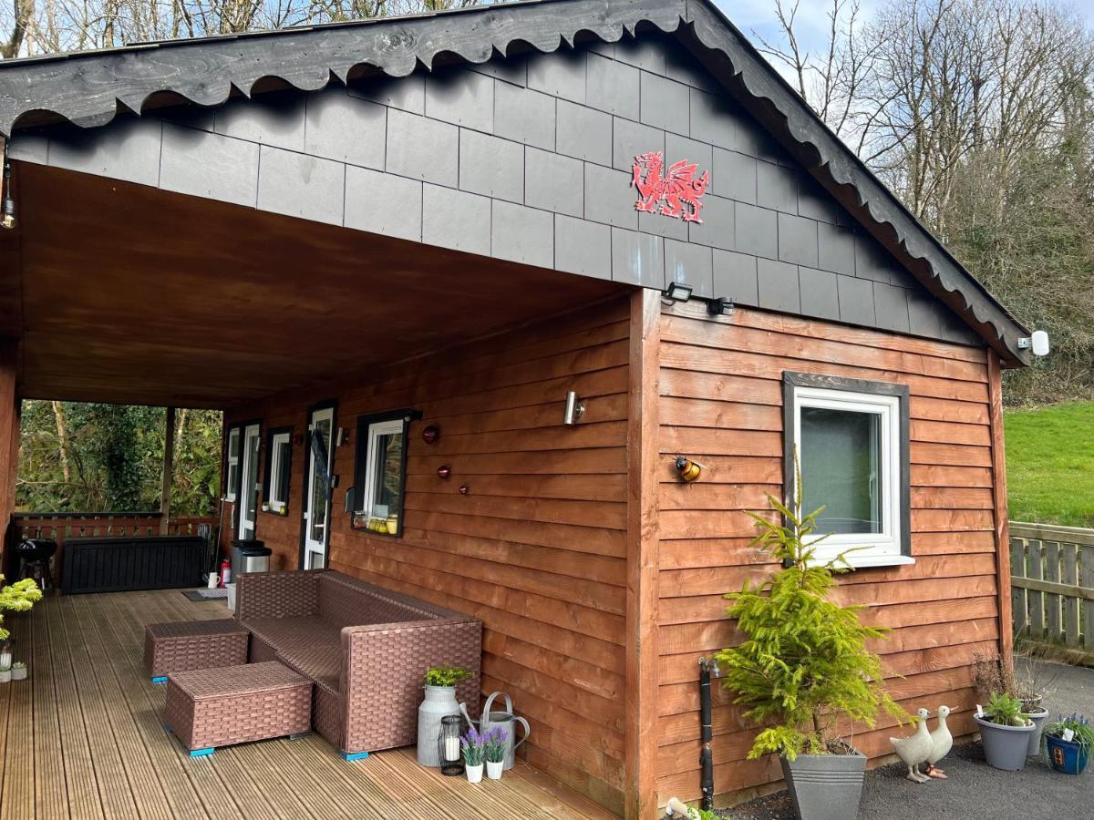 Kabin In The Woods Llandybie エクステリア 写真